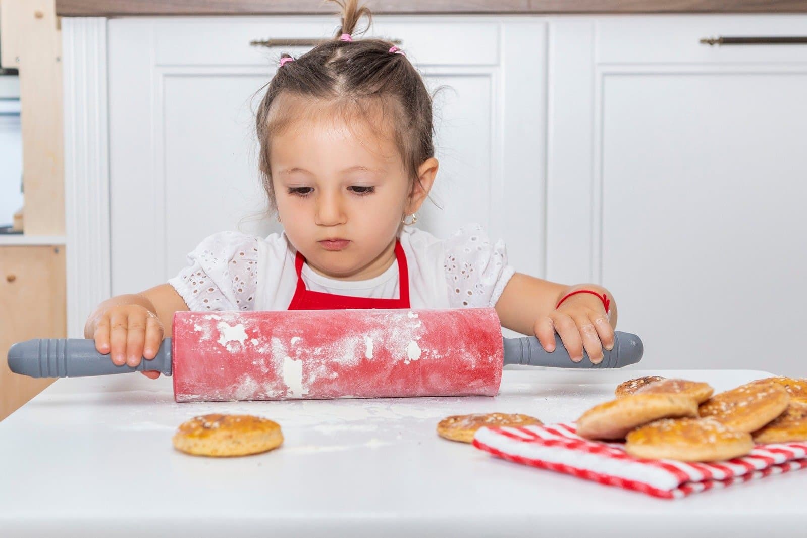 Дете с бисквитка